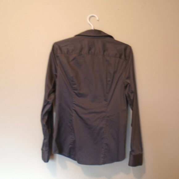 BANANA REPUBLIC CHARCOAL NON-IRON FITTED WOMANS LONG SLEEVED SHIRT SIZE 8 - Picture 2 of 3